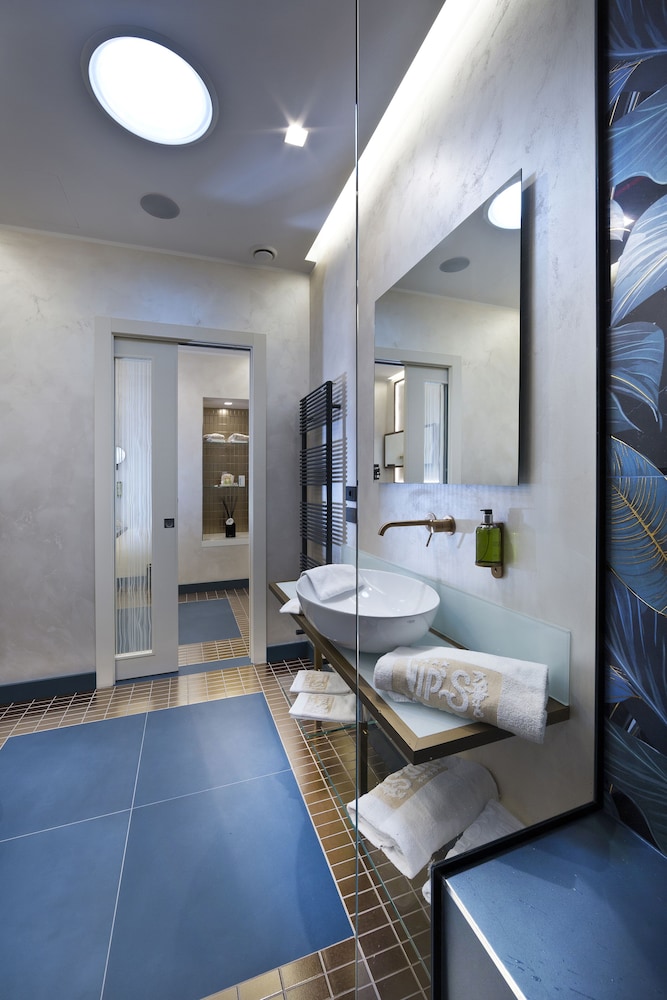 Vip's Motel Luxury Accommodation & Spa 26/72