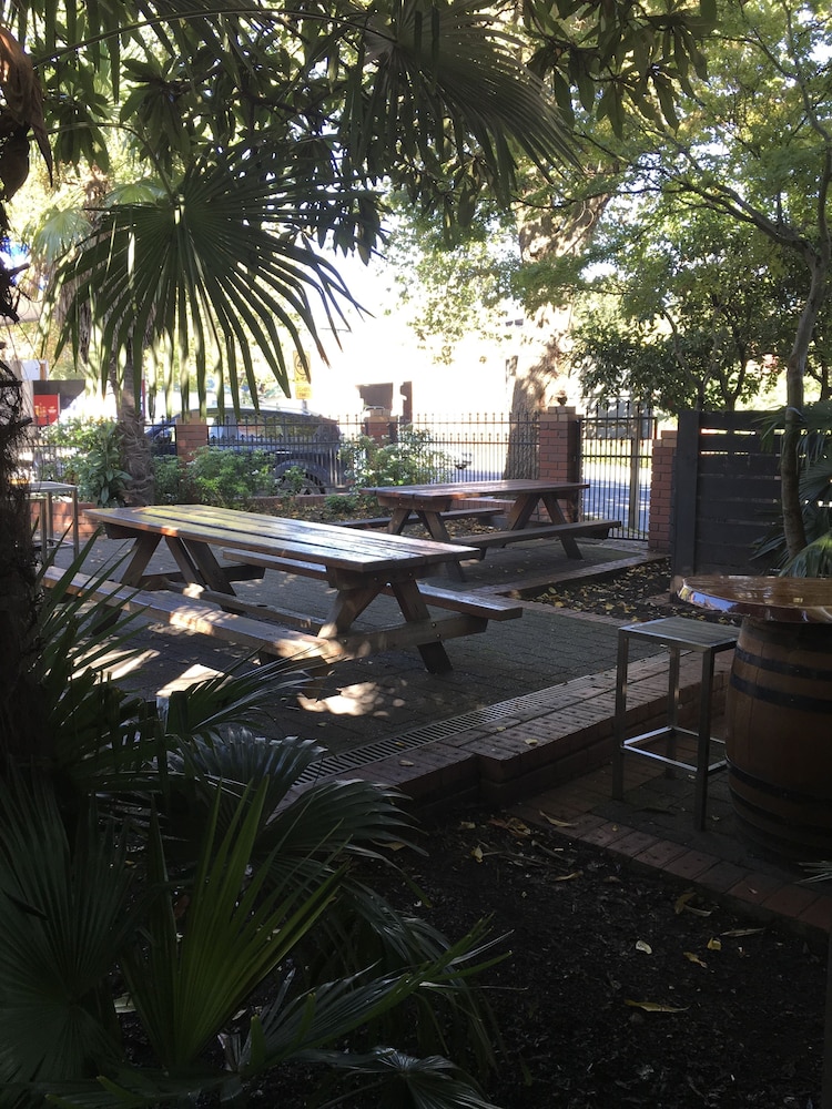 The Grand Hotel Healesville 43/47