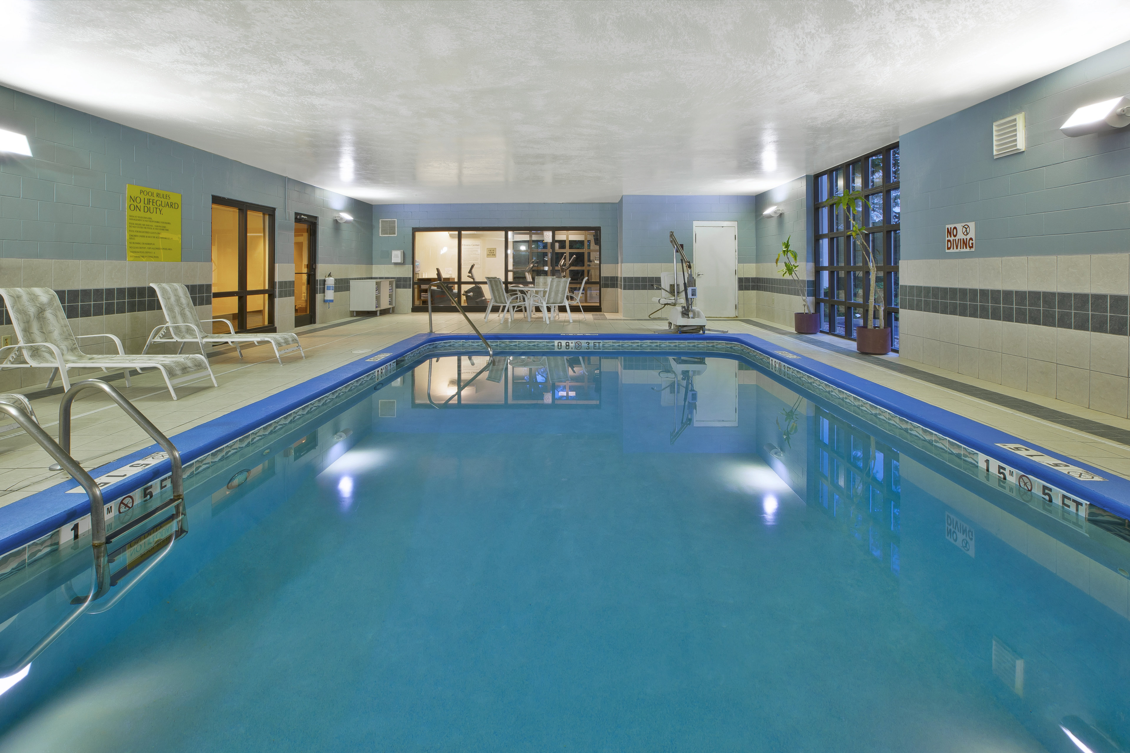 Holiday Inn Express Hotel And Suites Cincinnati Northeast Milford 30/49