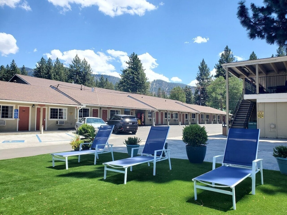 Bluebird Day Inn & Suites 58/68