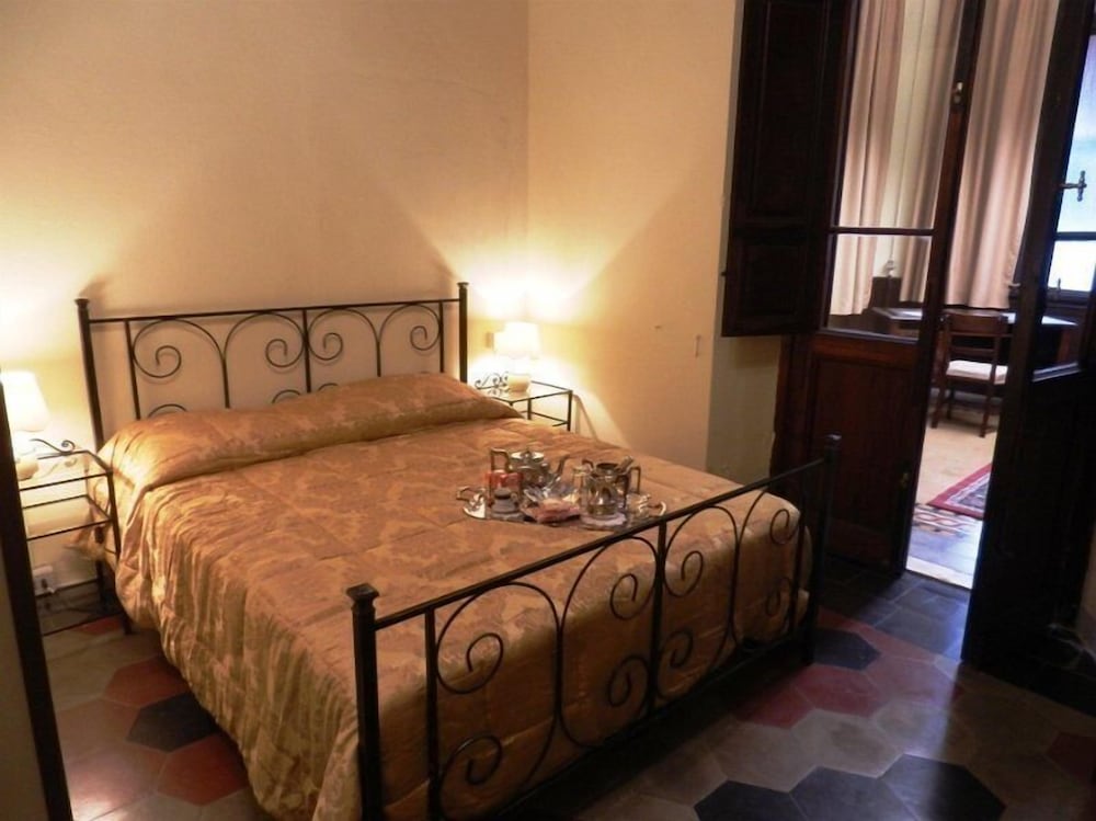 FAMILY SUITE, DOUBLE BED, PRIVATE BATHROOM, SOFA