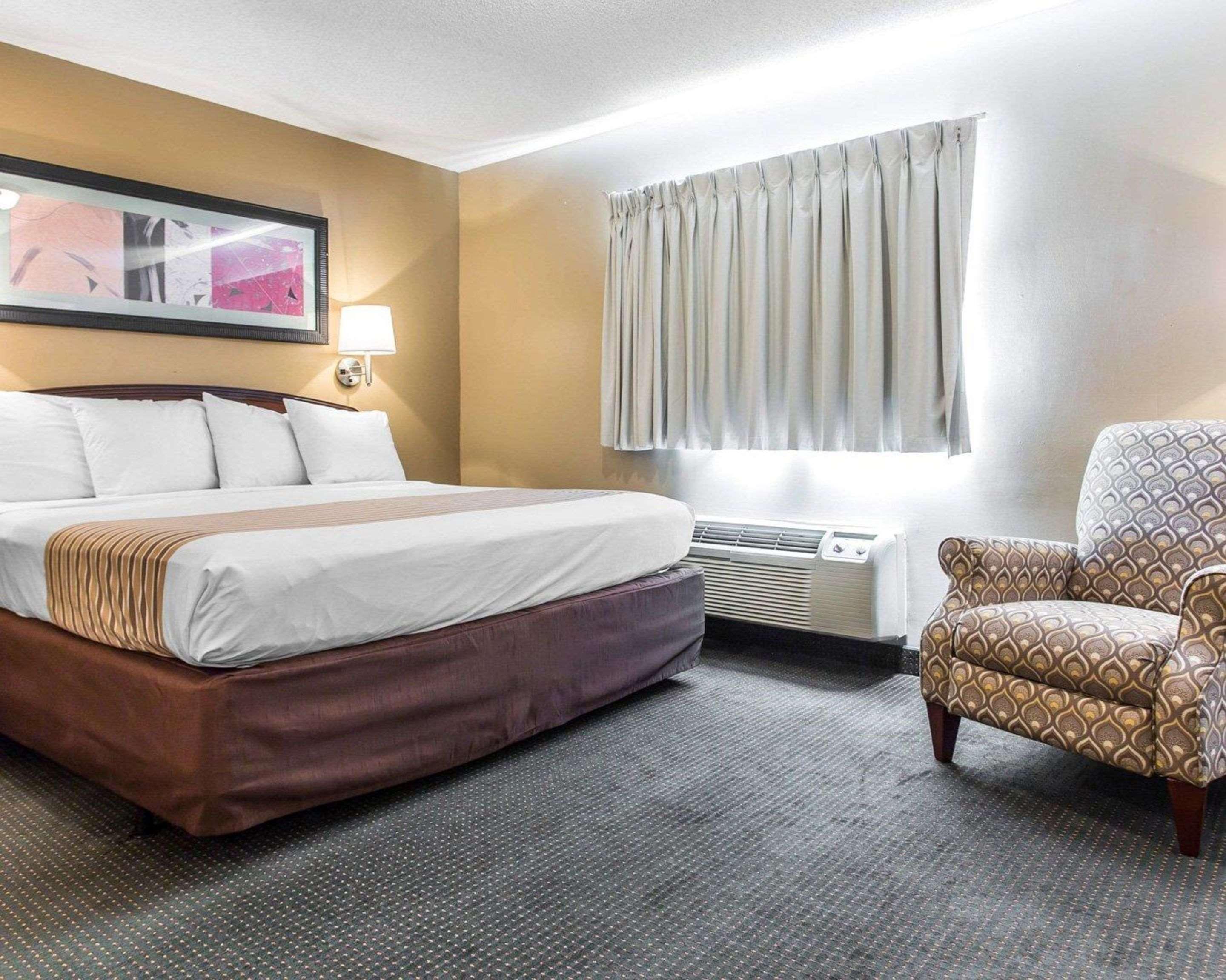 EFFICIENCY, KING BED, SMOKING