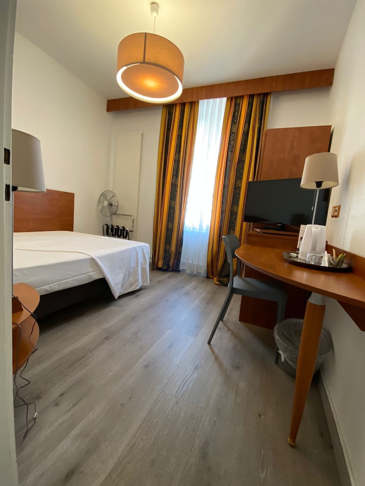 Admiral Hotel 18/48