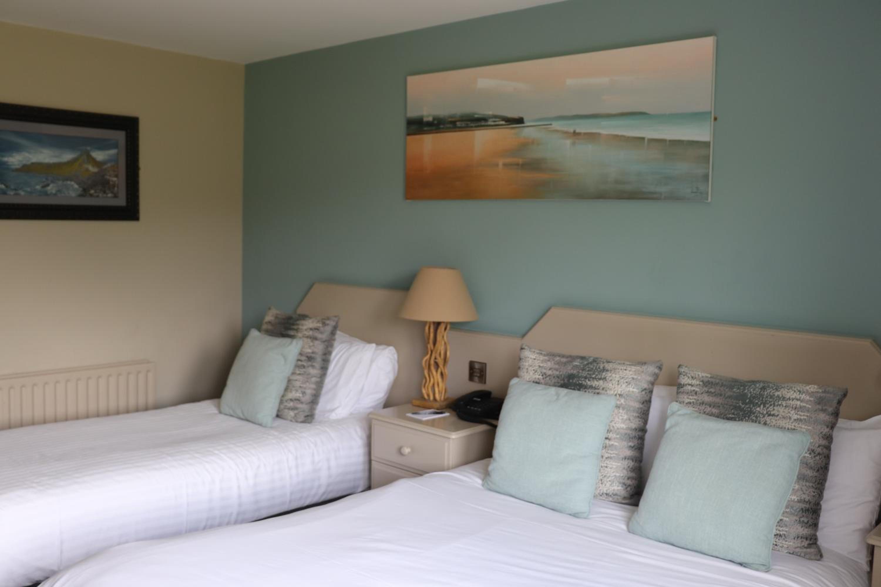 غرفة ثلاثية بشرفة، Causeway Hotel 4/6