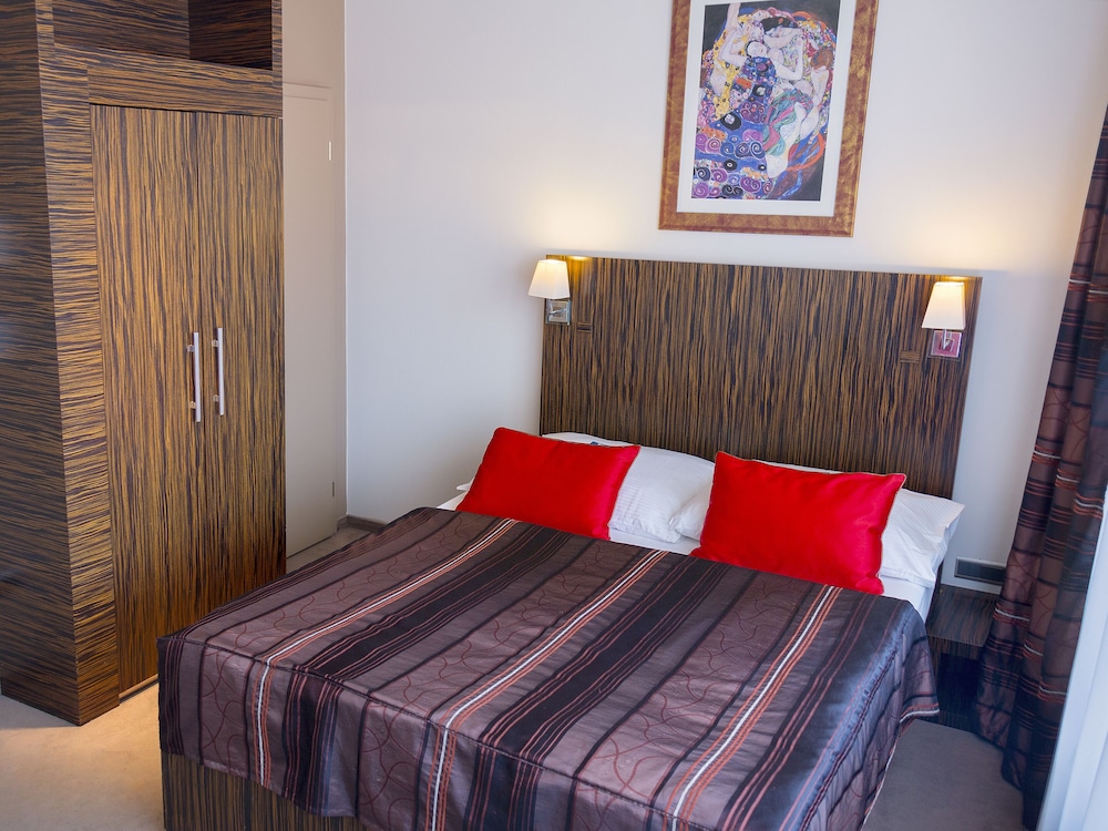 ROOM, DOUBLE OR TWIN BED, TERRACE