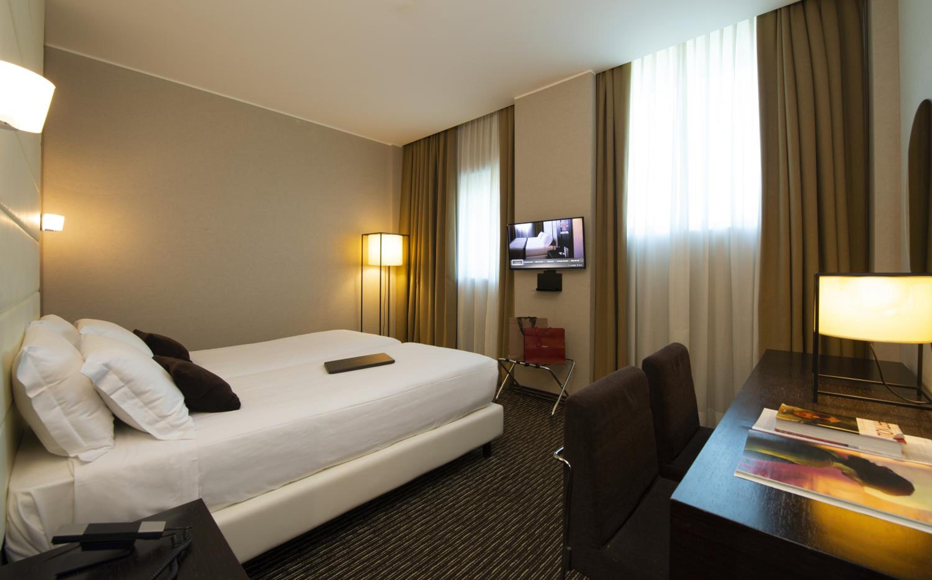 غرفة بسرير كينج، H2C HOTEL MILANOFIORI 7/10