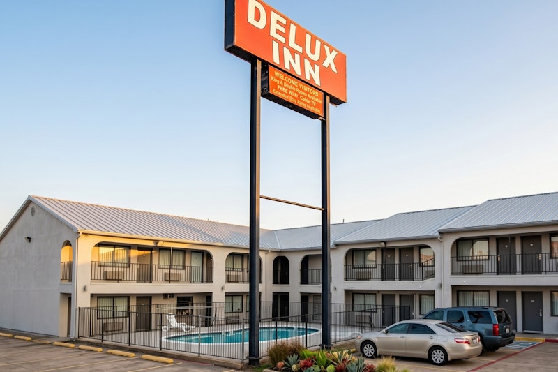 OYO Deluxe Inn 15/20