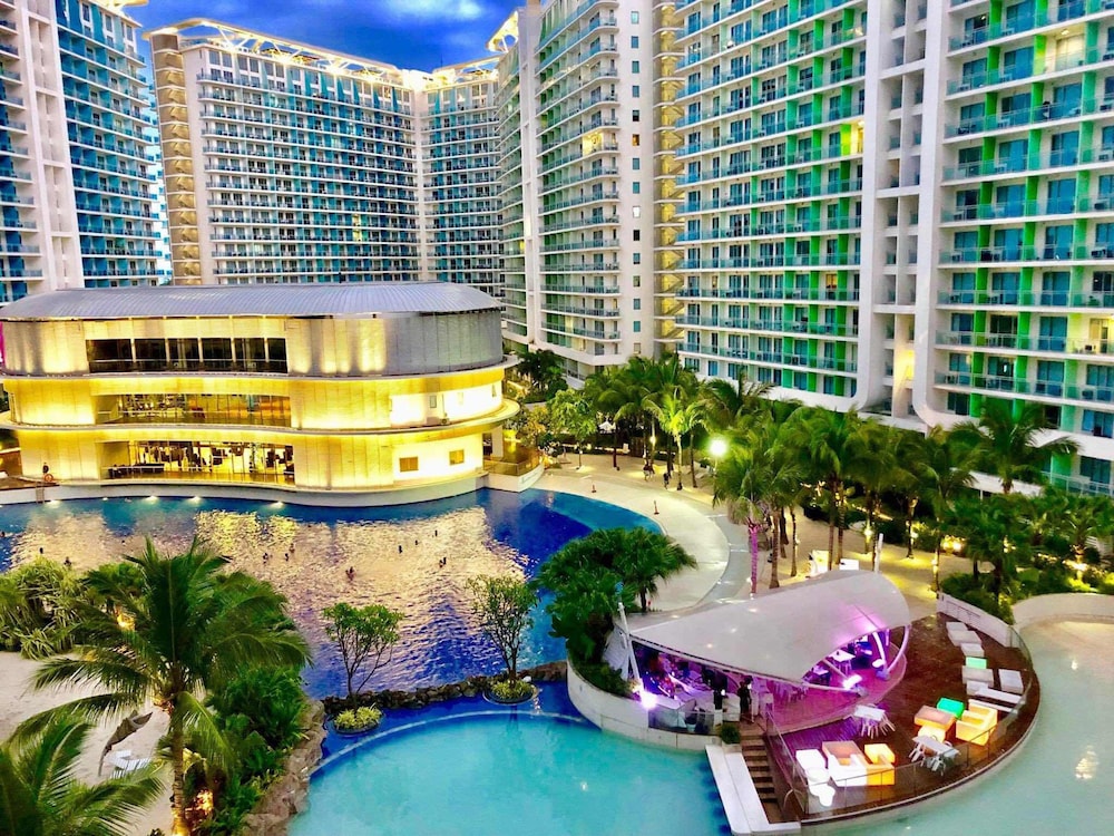 Azure Urban Resort By Adam's Crib 4/50