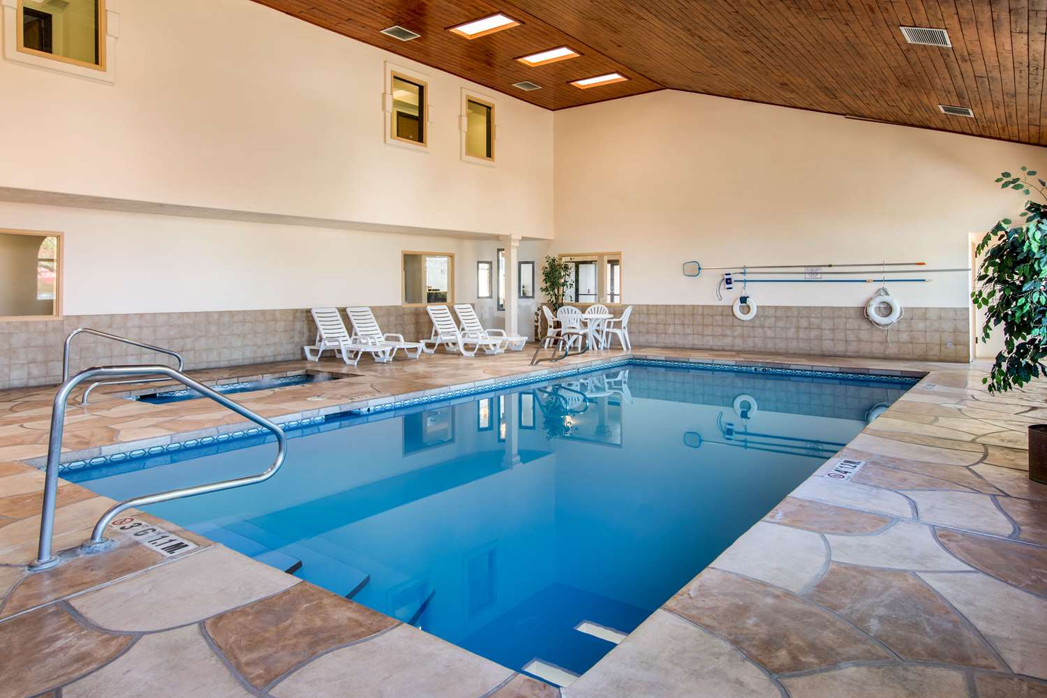 Quality Inn & Suites Albuquerque North Near Balloon Fiesta Park 11/17