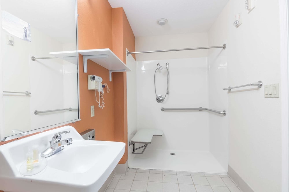 جناح عائلي بسرير كينج وسريرين كوين بغرفتي نوم بمطبخ، Days Inn & Suites by Wyndham Winnie 7/8