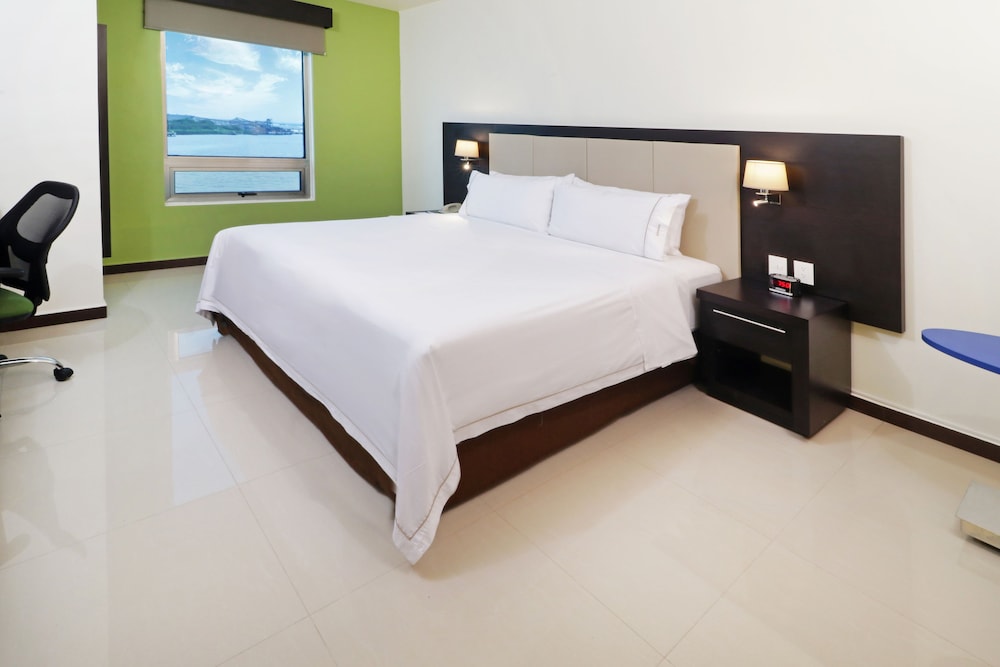 Holiday Inn Express Tuxpan 24/78