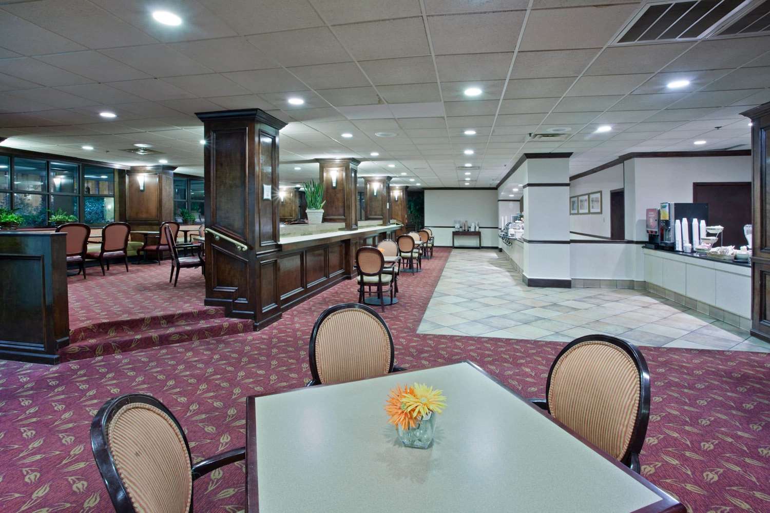 La Quinta Inn & Suites by Wyndham Downtown Conference Center 27/33