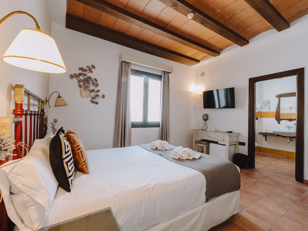 Standard, Double Bed, Private Bathroom 5/6