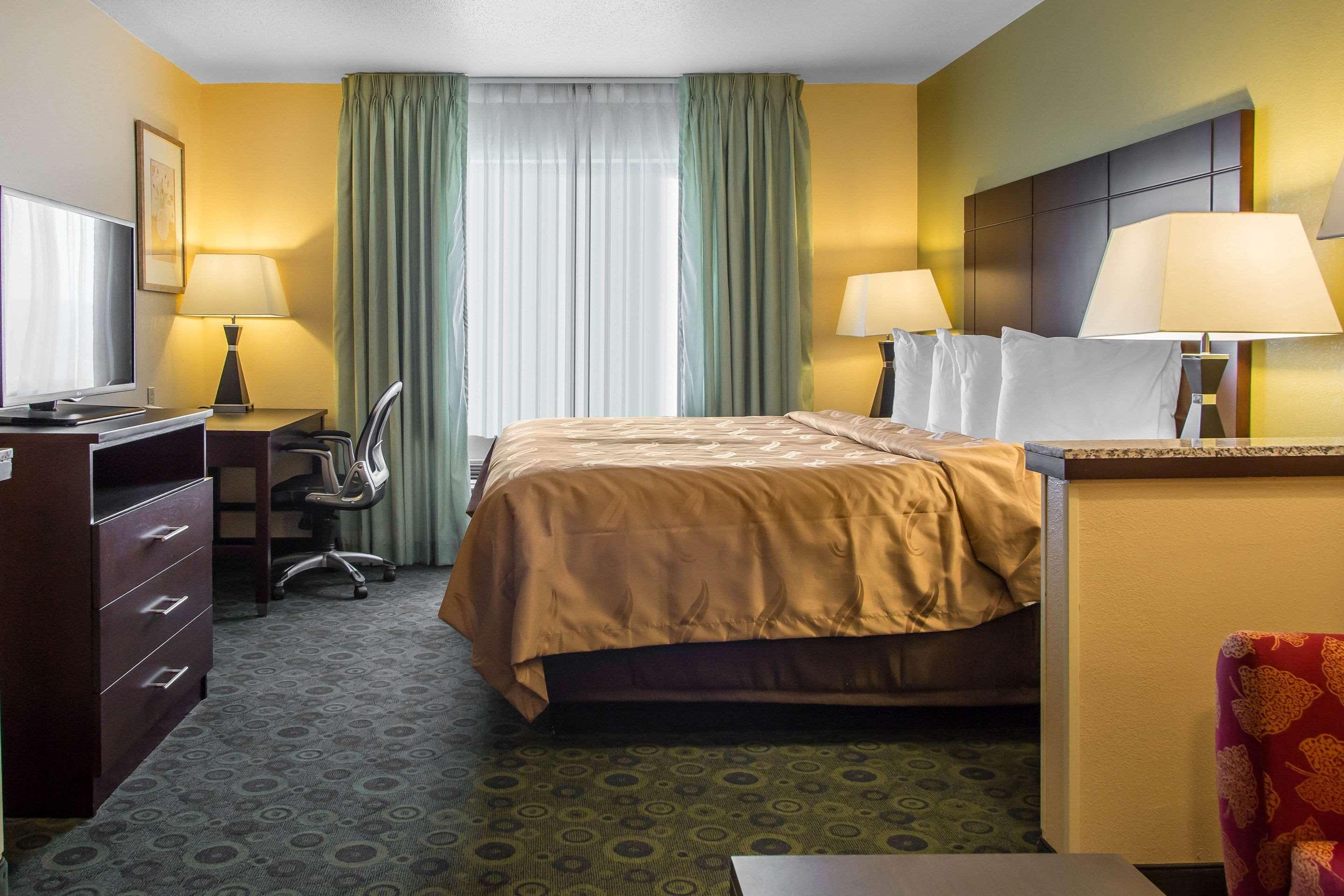 Efficiency, Suite, King Bed، Quality Inn & Suites Bloomington I-55 and I-74 4/6
