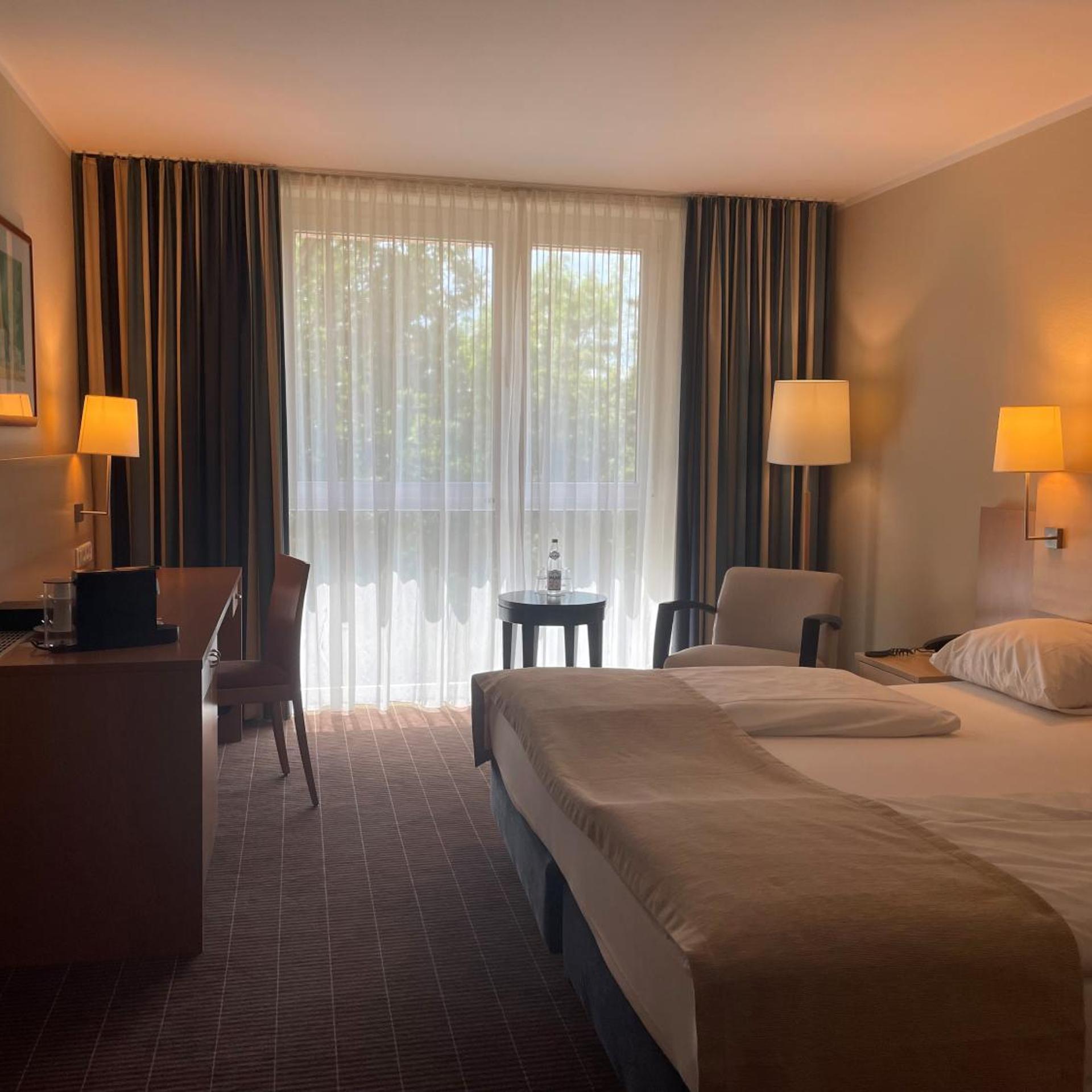 غرفة بسرير كينج بإطلالة على الحديقة، Mercure Hotel Schweinfurt Maininsel 4/7