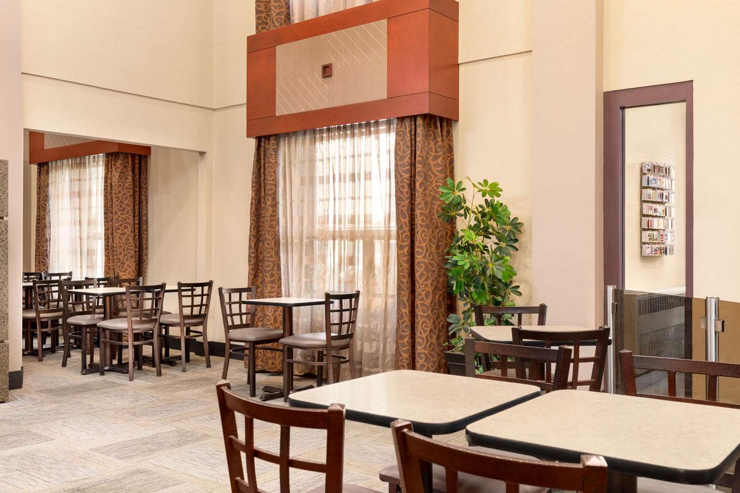 Travelodge by Wyndham Oshawa Whitby 12/18