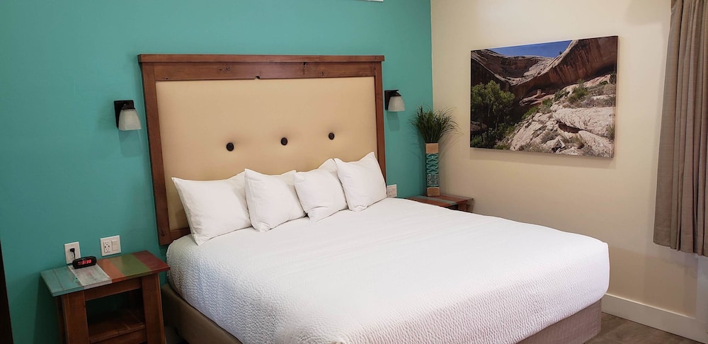 Bluff Dwellings Resort 22/67