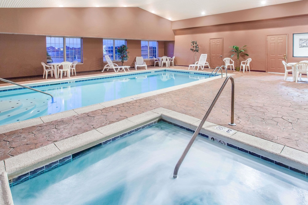 Ramada by Wyndham Sparta/At Speedway 10/33