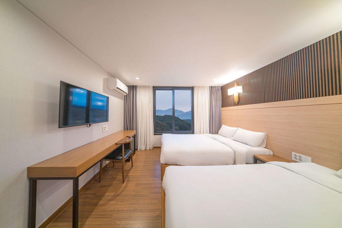 غرفة قياسية بسريرين منفصلين