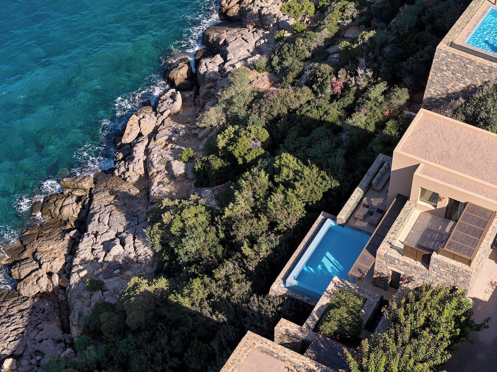 Daios Cove 24/50