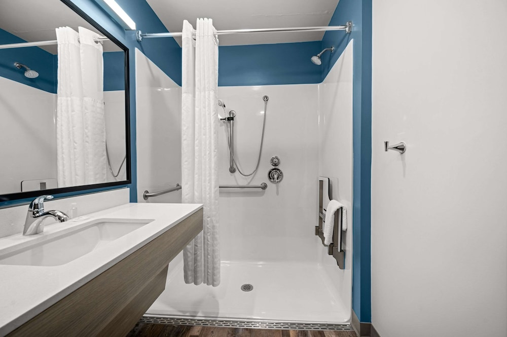 WoodSpring Suites Dearborn - Detroit 26/34