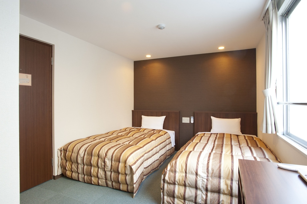 ROOM, TWIN BEDS