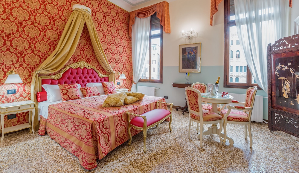 Friendly Venice Suites 26/48