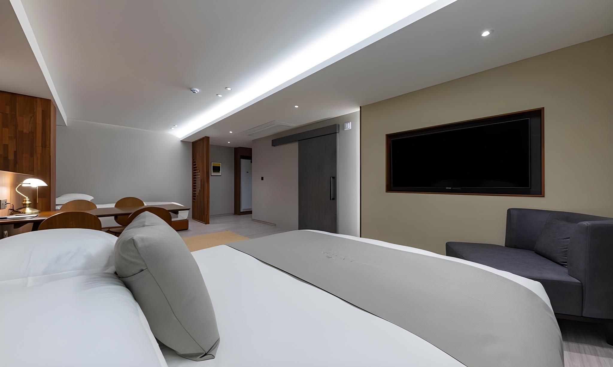 Game, Suite, Double or Twin Bed