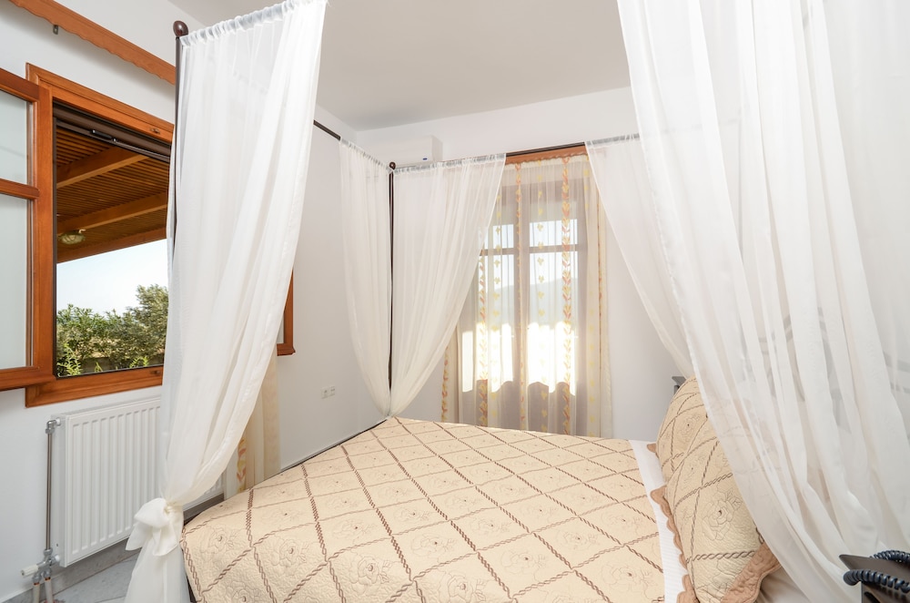 Naxos Cottage 9/50