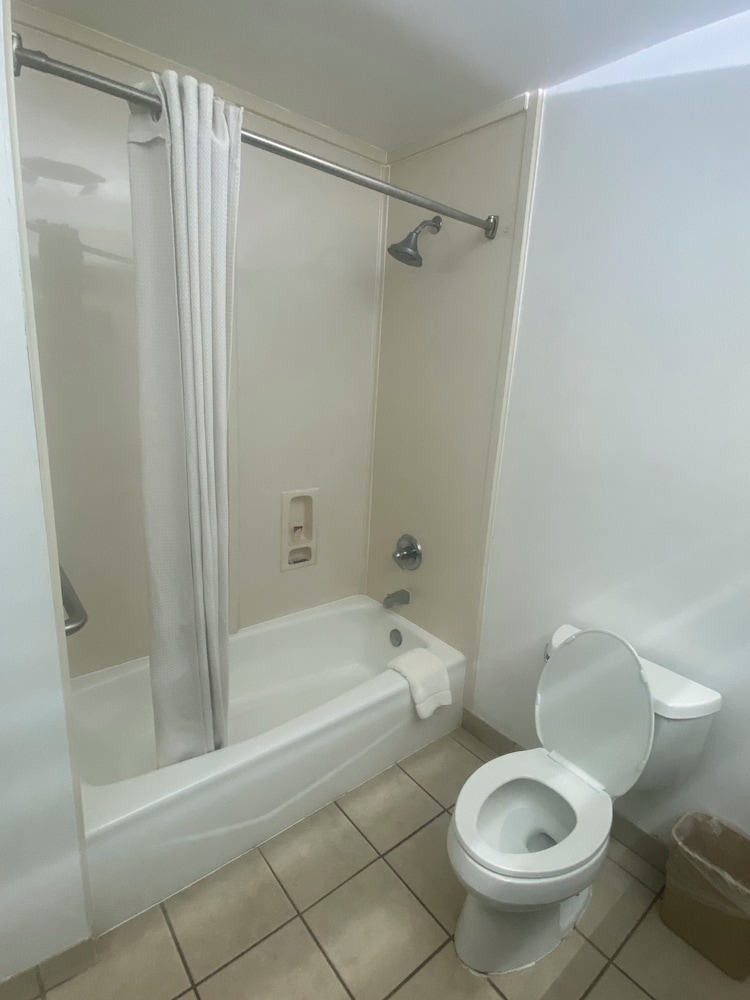 Executive Inn 31/33