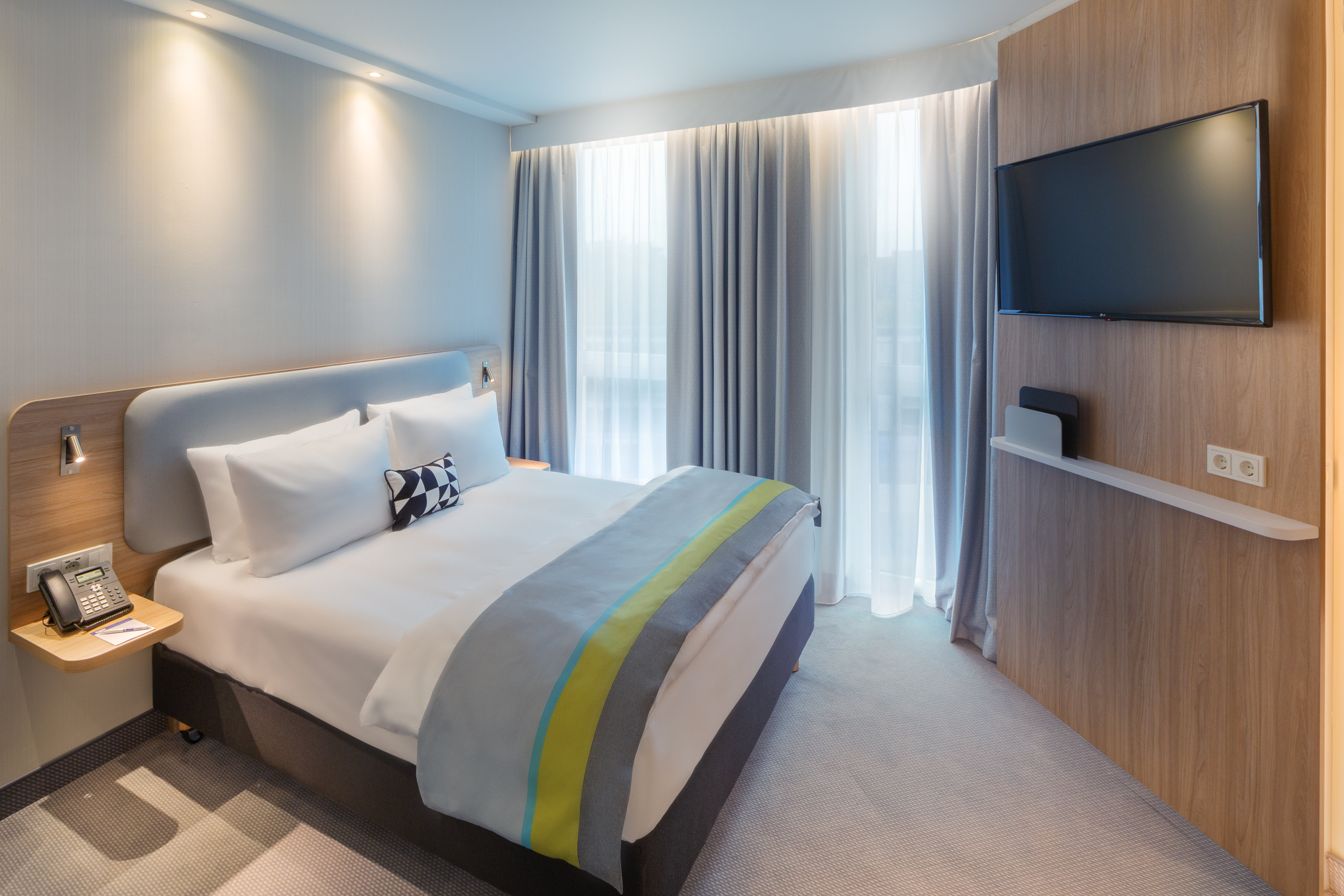 Standard, Queen Bed, Courtyard View, Top Floor