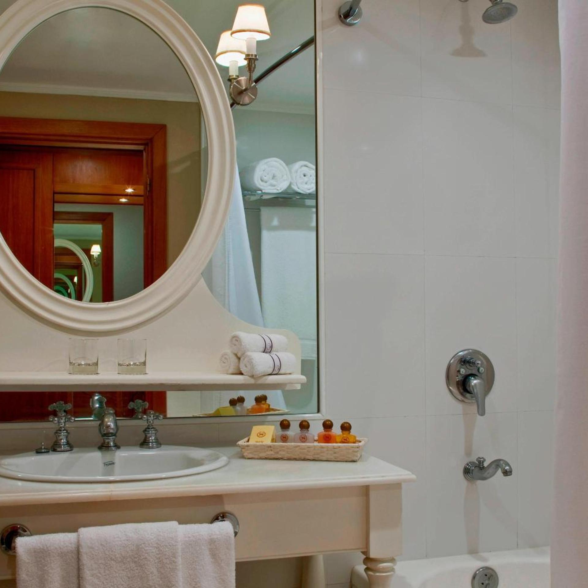 Guest Room, King Bed, River View, Sheraton Colonia Golf and Spa Resort 4/4