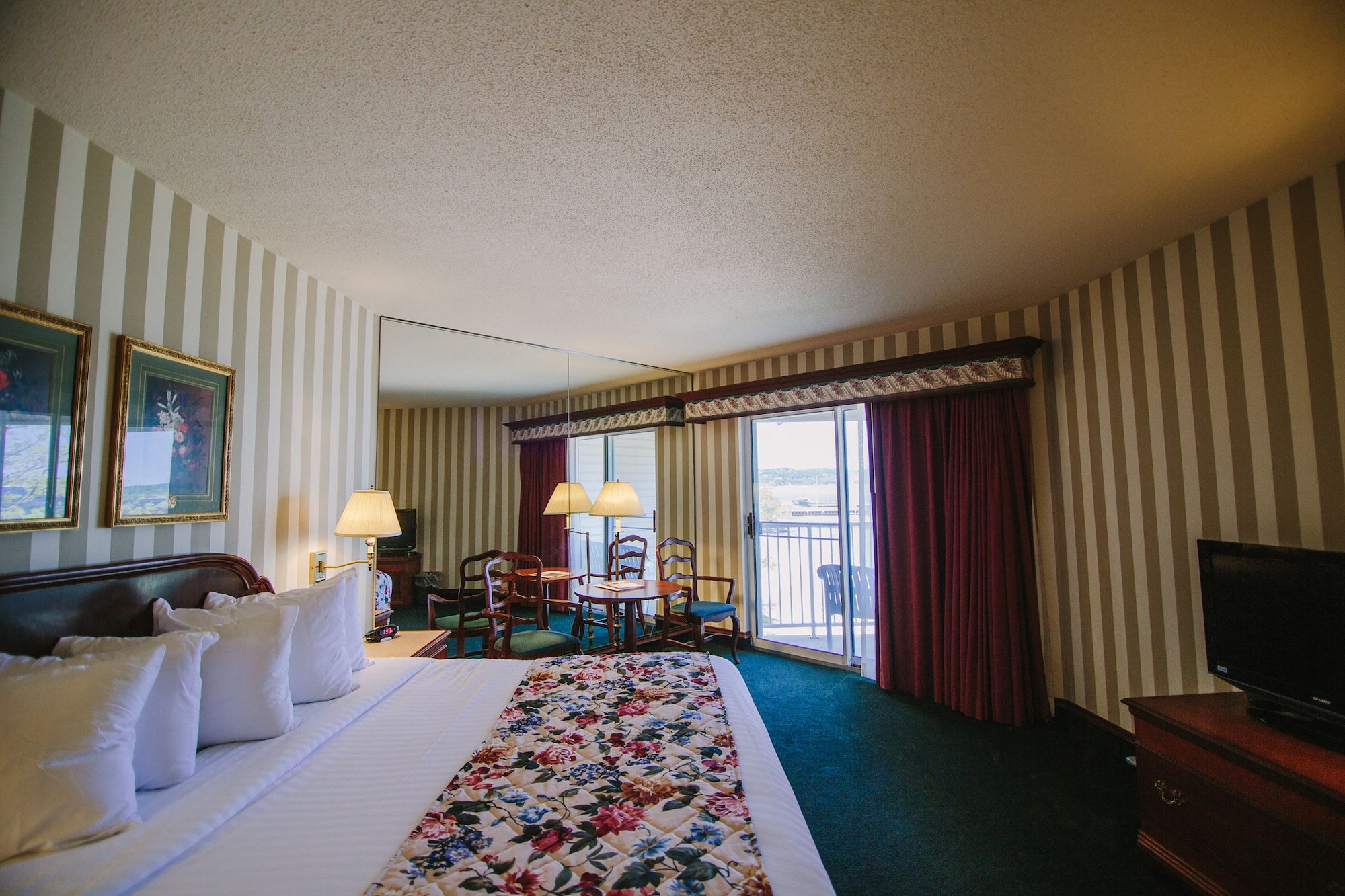 SPA, KING BED, JETTED TUB