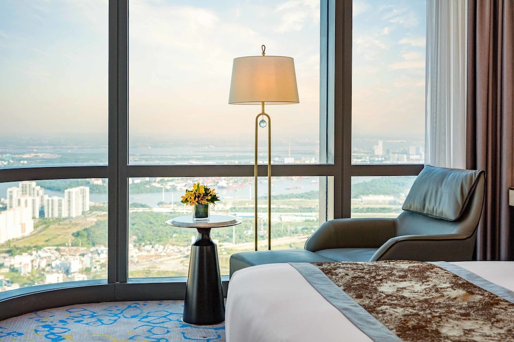Vinpearl Landmark 81, Autograph Collection 8/32