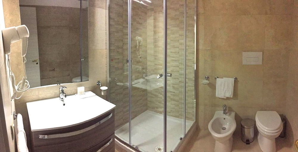 ROOM, SINGLE