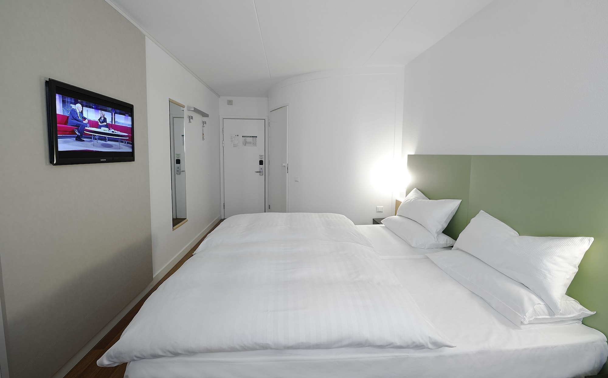 Good, Twin Beds