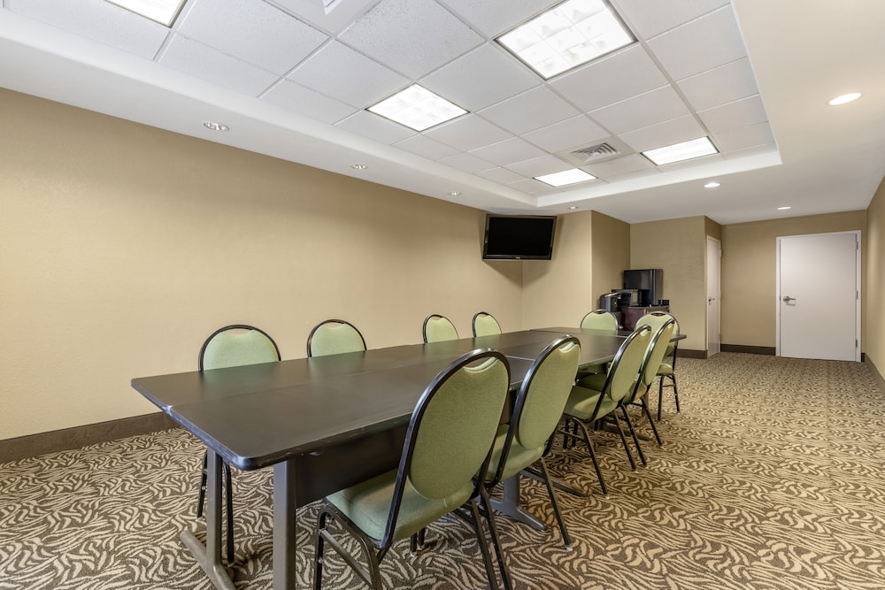 Comfort Suites Medical Center Near Six Flags 37/44