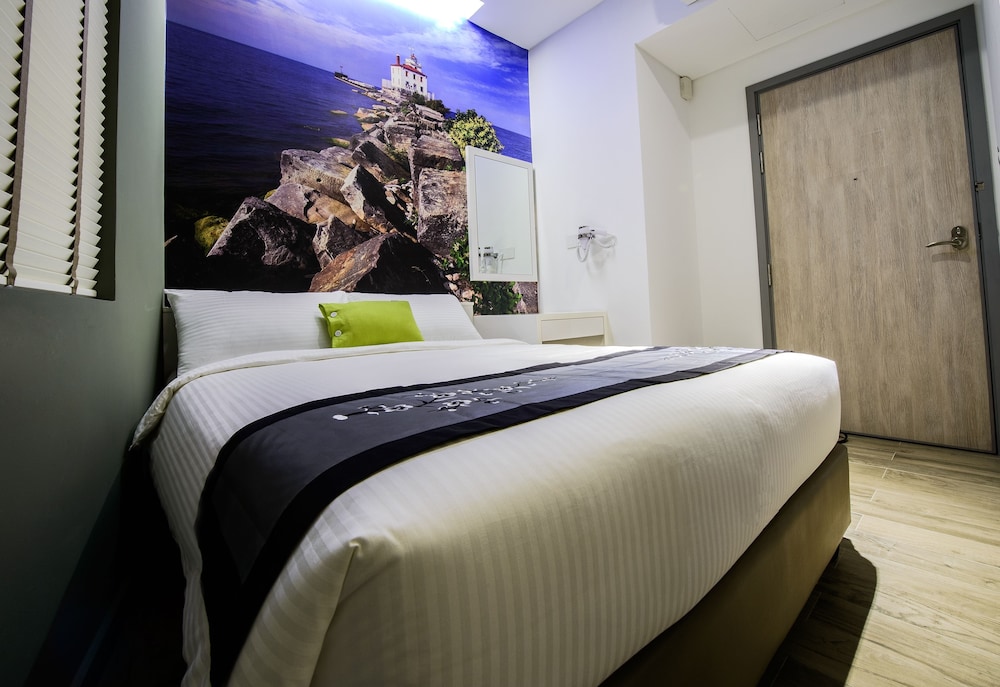 J8 Hotel 13/65