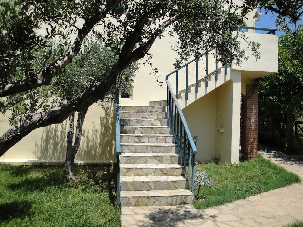 NANCY CHARA APARTMENTS 33/42