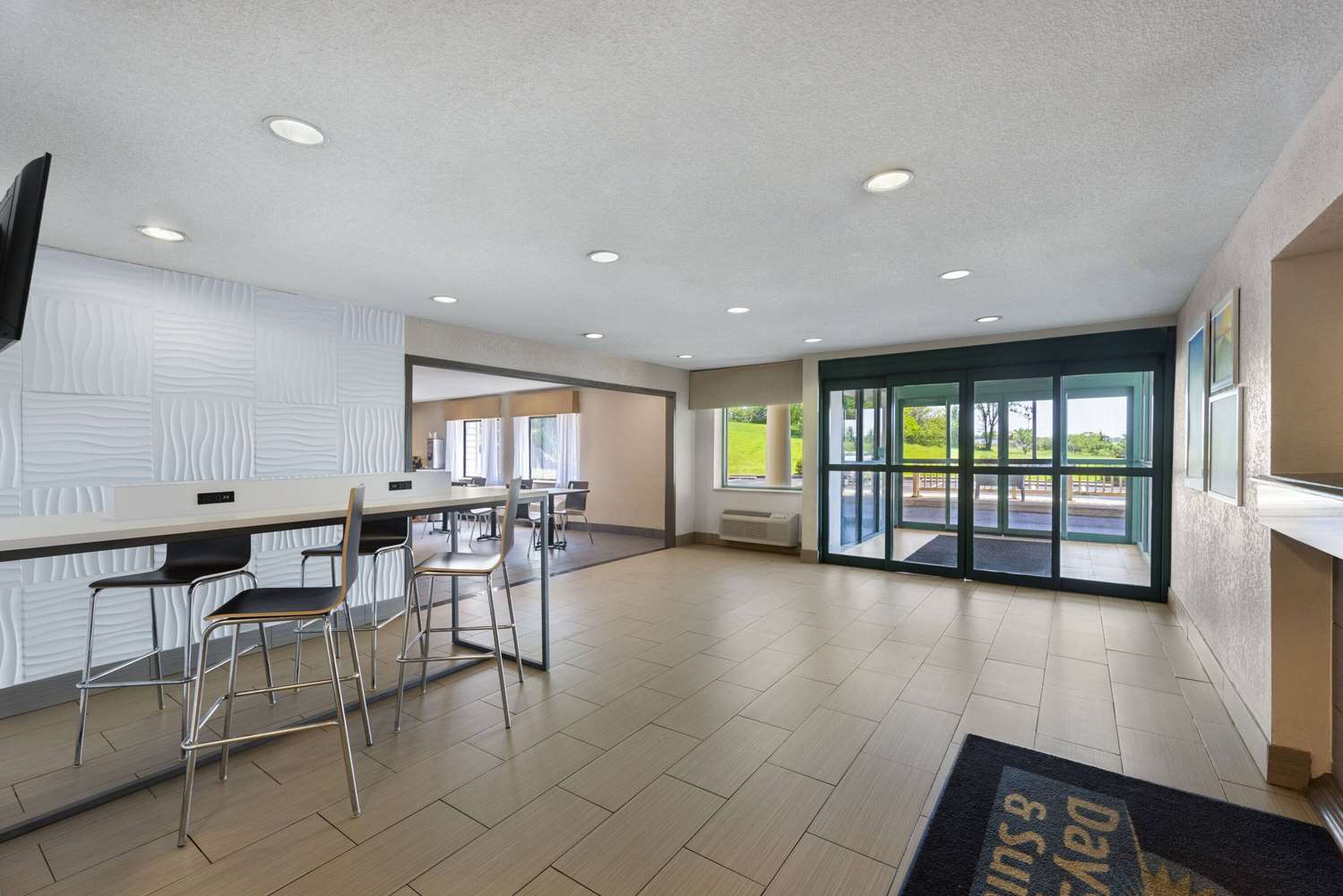 Days Inn & Suites By Wyndham Kansas City South 25/43