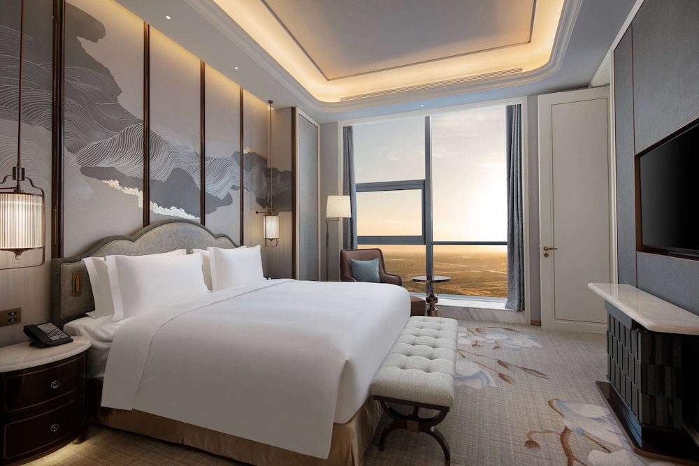 SUPERIOR, SUITE, KING BED