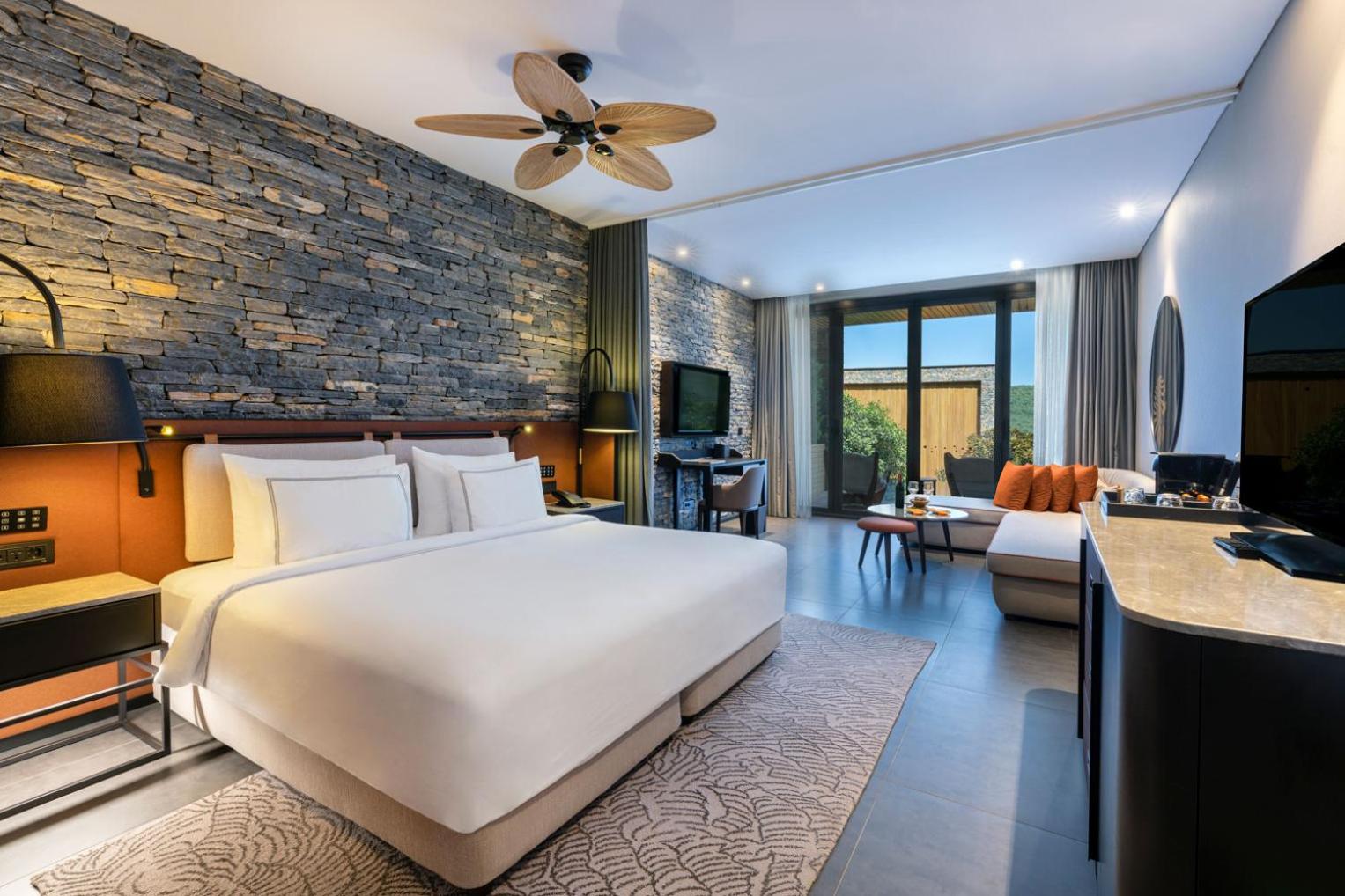 Swim Up, Lagoon, Deluxe, Queen Bed, Land View, Sofa
