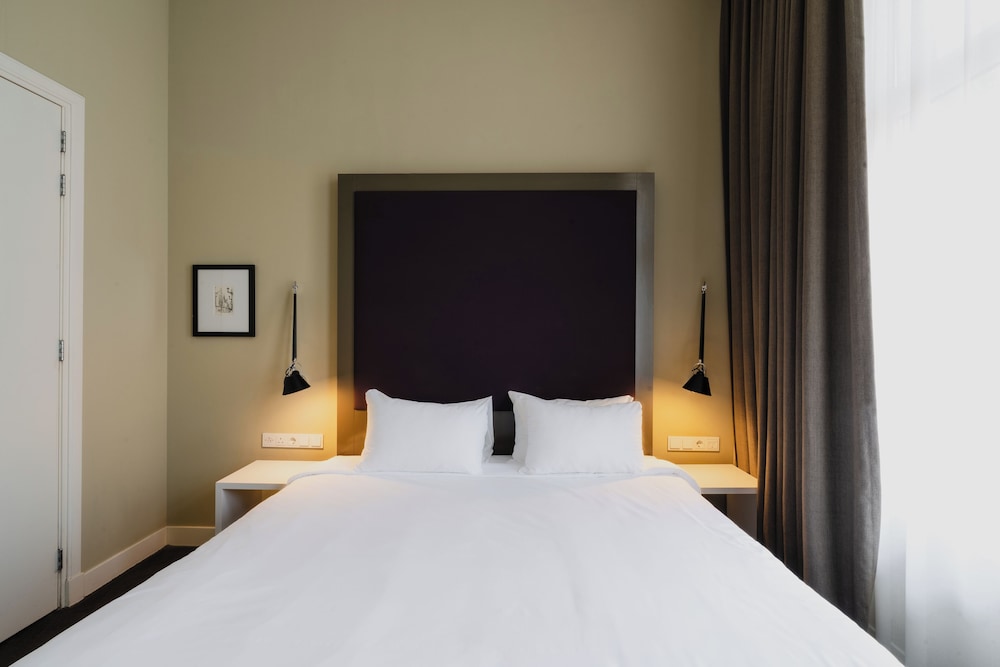 DELUXE, DOUBLE OR TWIN BED, ANNEX