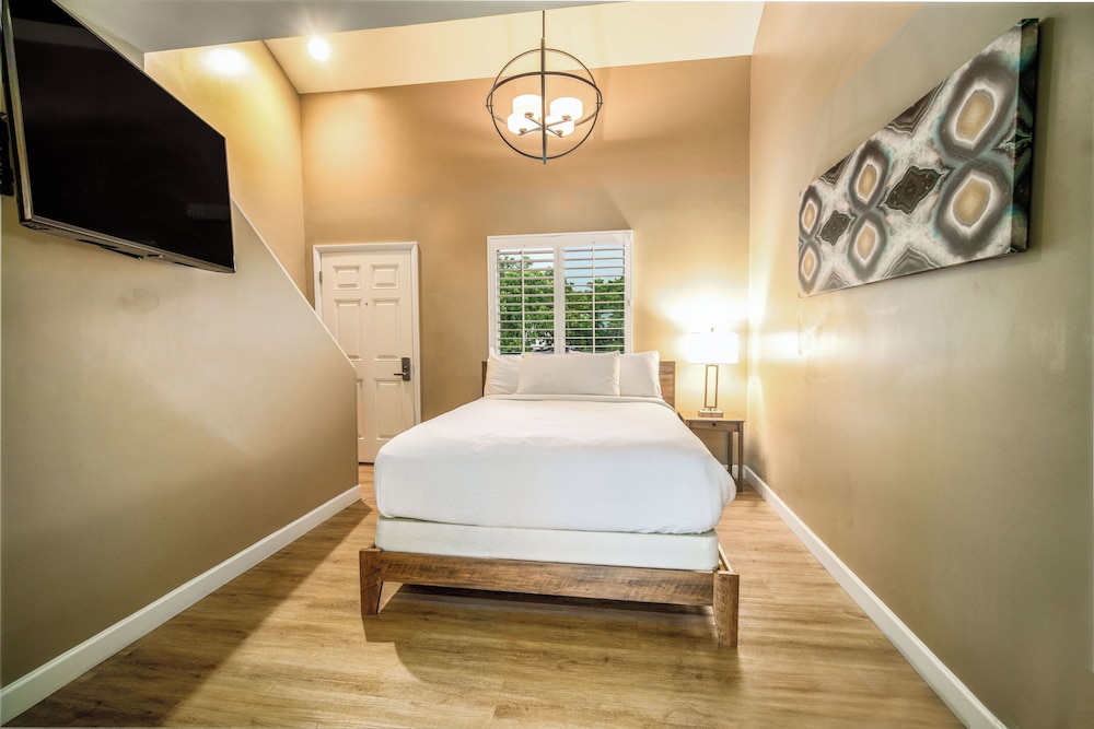 Deluxe, Studio, Suite, King and Queen Bed, Waterside Suites And Marina 2/3