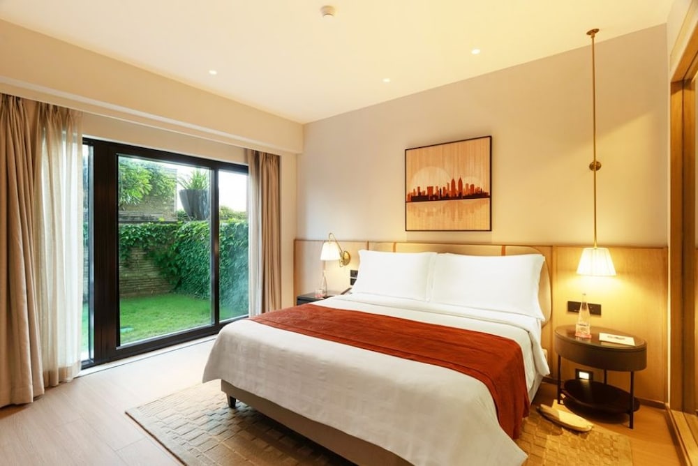 TRIDENT BANDRA KURLA 19/67