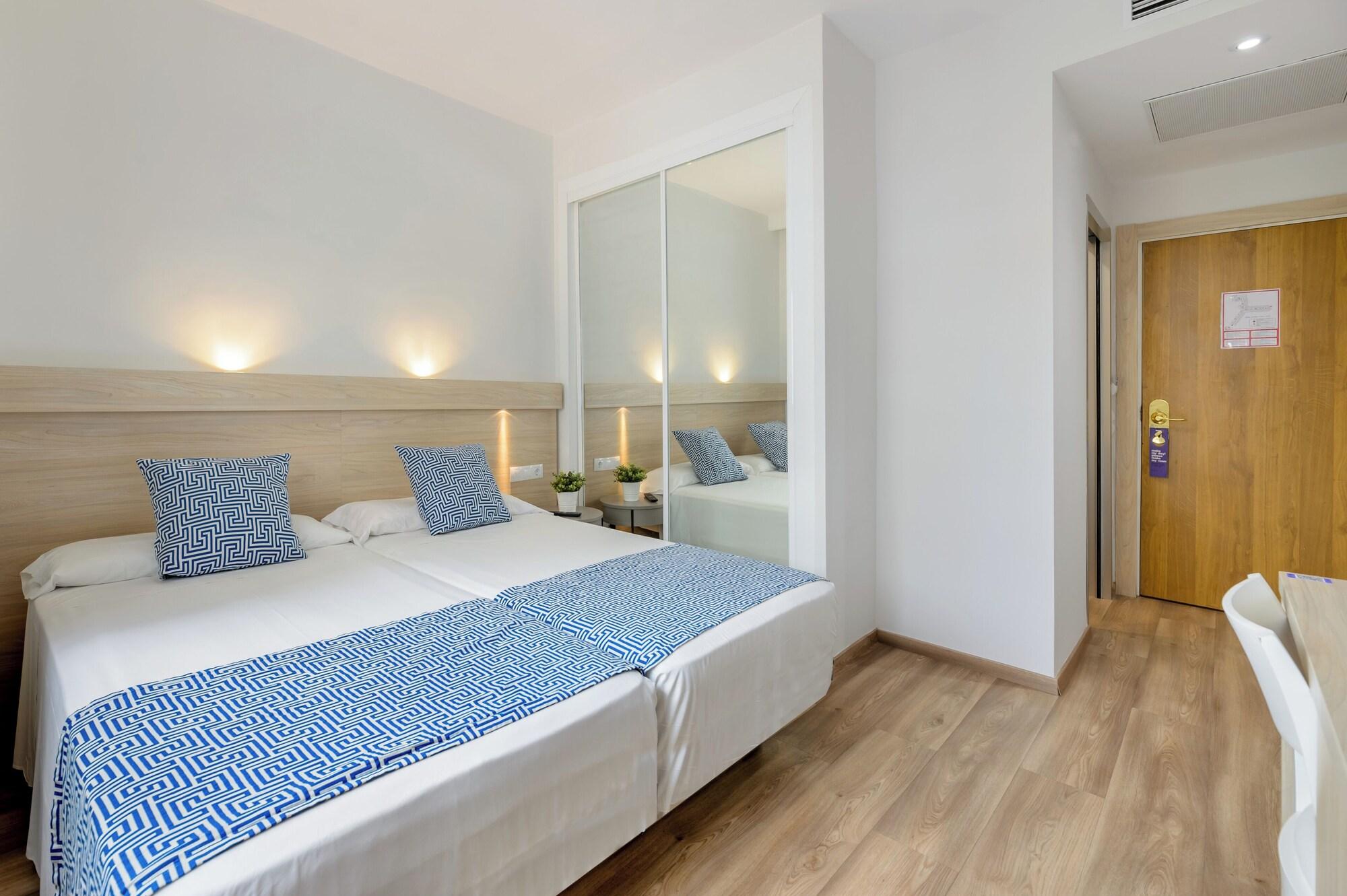Room, Twin Beds, No Balcony