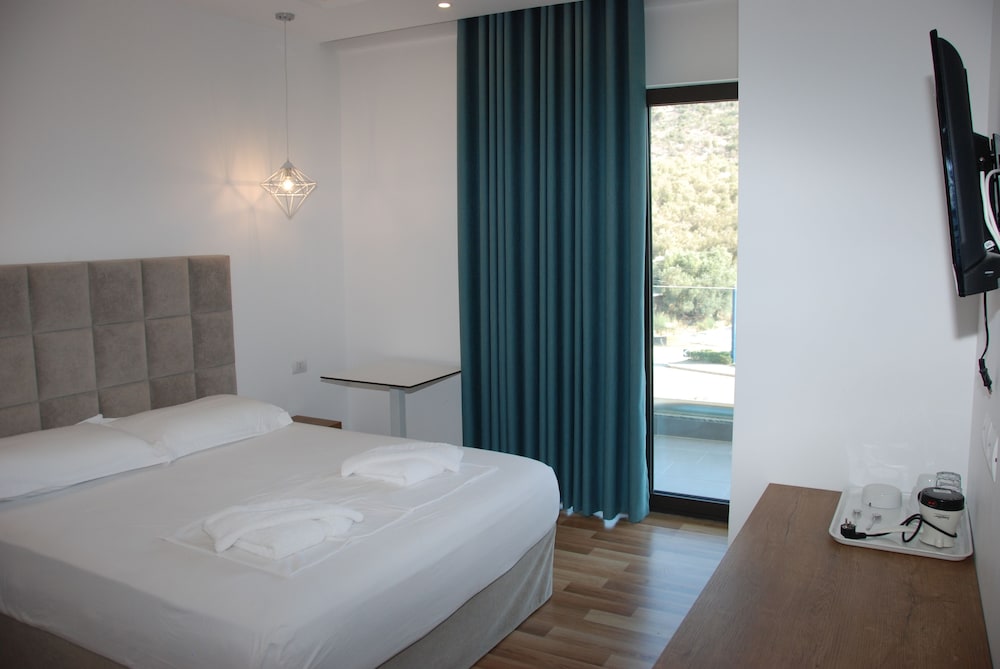 Bianco Hotel 12/61