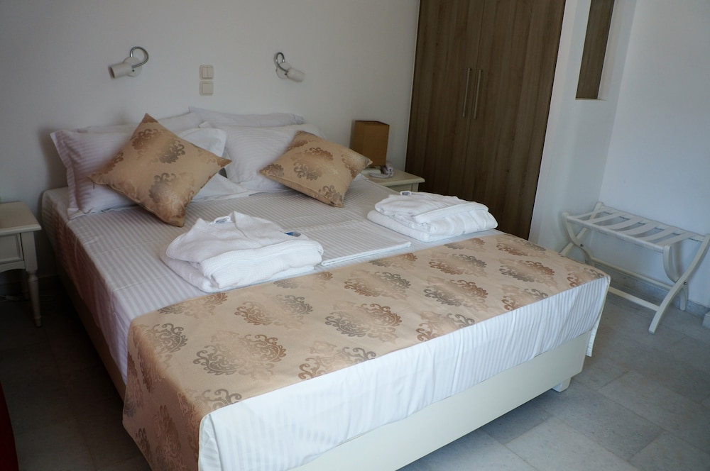 Sun and Moon Villas and Suites 8/72
