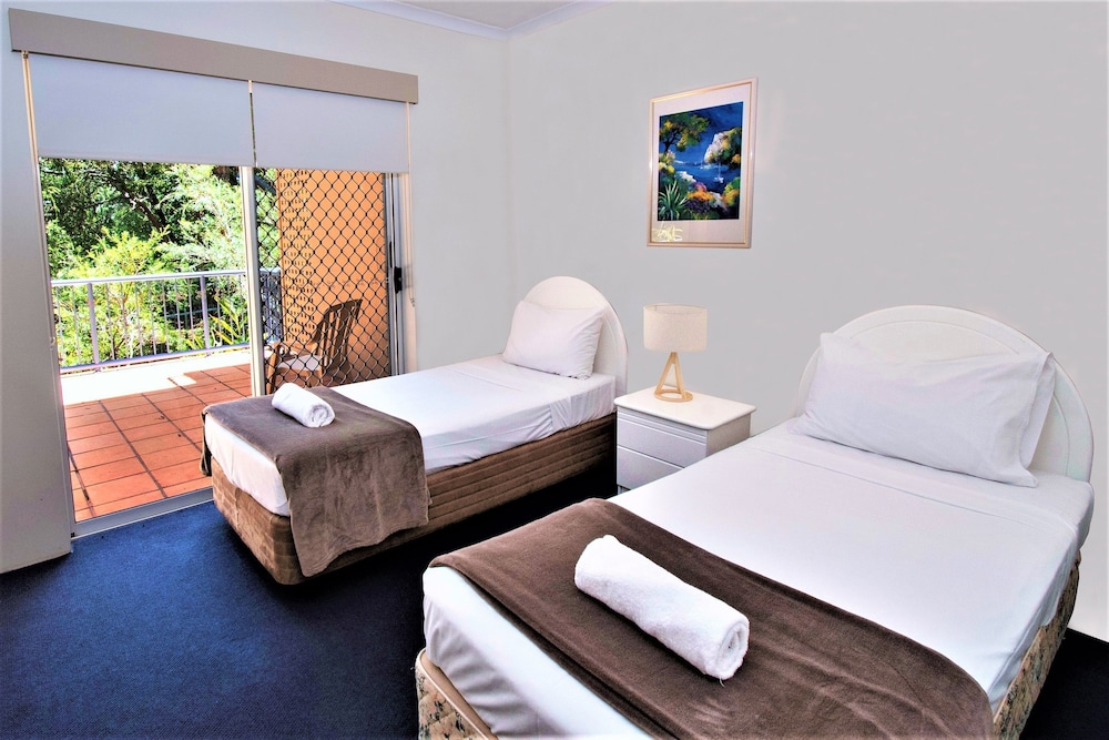 SANCTUARY LAKE APARTMENTS 25/58