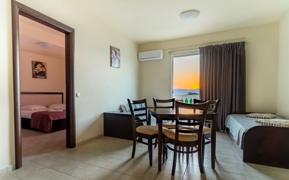 GOLDEN ROSE SUITES 37/62